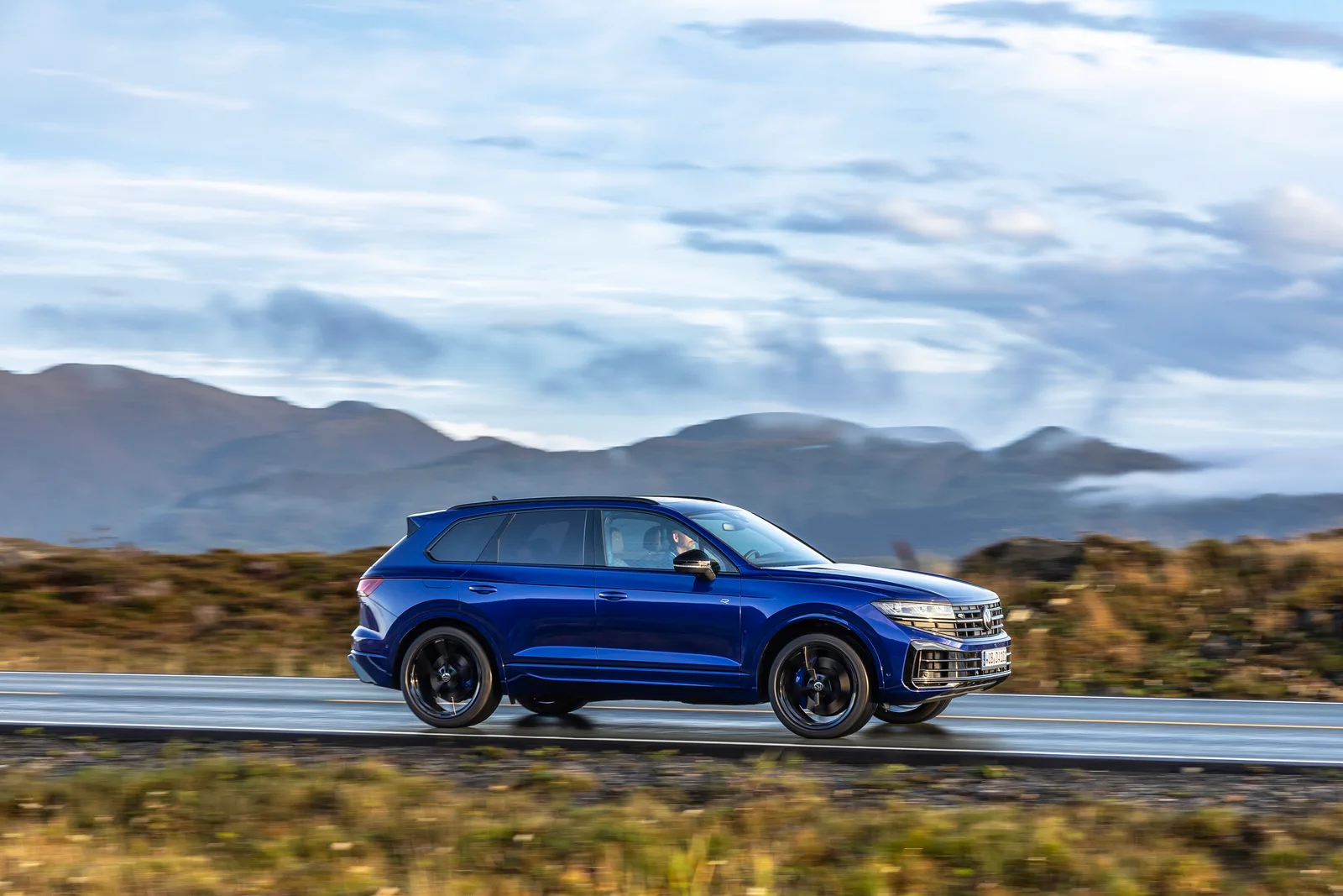 Volkswagen Touareg 2025 ra mắt Việt Nam với 2 phiên bản mới - 1755677548575