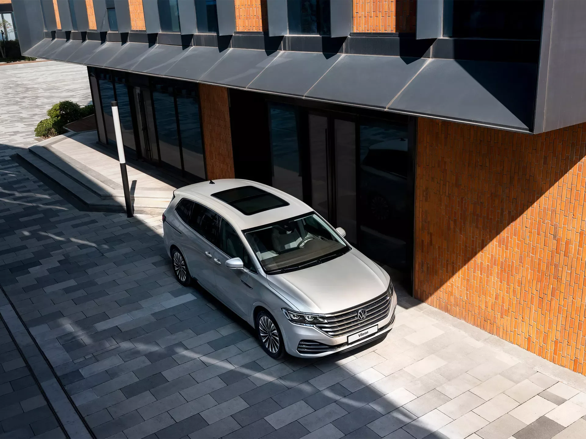 Cửa sổ trời toàn cảnh Panoramic Sunroof điều khiển cảm ứng.