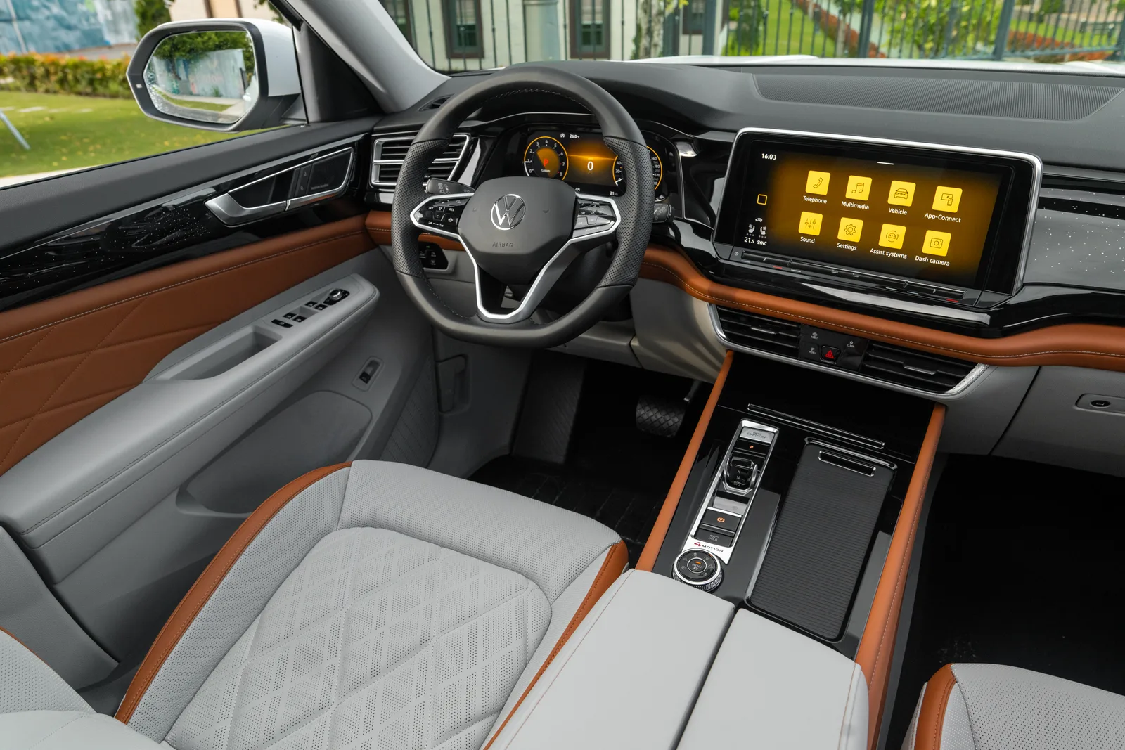 Hình minh họa: Đèn viền trang trí Ambient Light 30 màu